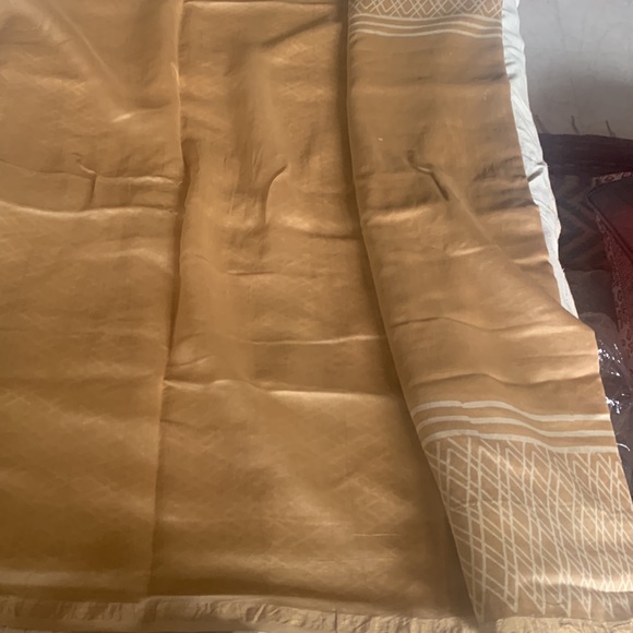 NWOT: ELEGANT BEIGE CHANDERI SAREE WITH GOLDEN BORDER. with unstitched blouse. - Picture 9 of 9